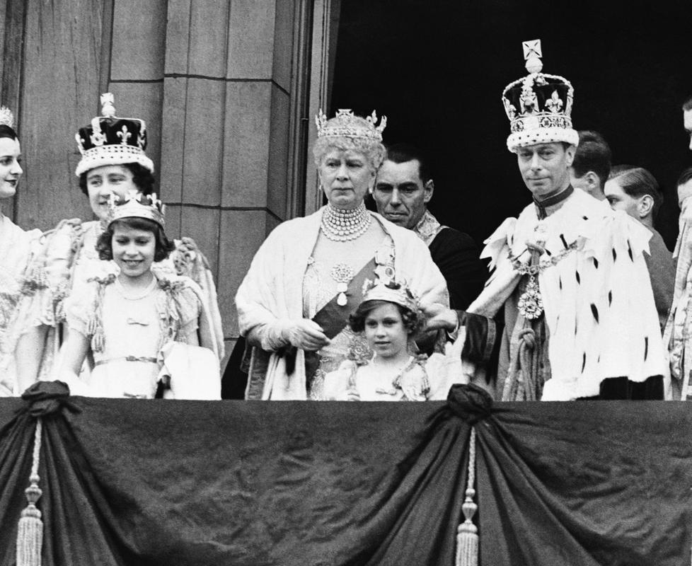 Kralj Jurij VI. z družino (ženo Elizabeto, materjo Mary in hčerkama Elizabeto in Margaret) ob kronanju.