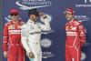 Lewis Hamilton (v sredini) se bo moral v nedeljo braniti napadov obeh voznikov Ferrarija, Kimija Räikkönena in Sebastiana Vettla. Foto: EPA