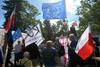 Pred poljskim parlamentom v Varšavi se je zbralo nekaj sto protestnikov proti sporni reformi sodstva, ki predsednika Dudo pozivajo k vetu na zakon. Foto: EPA