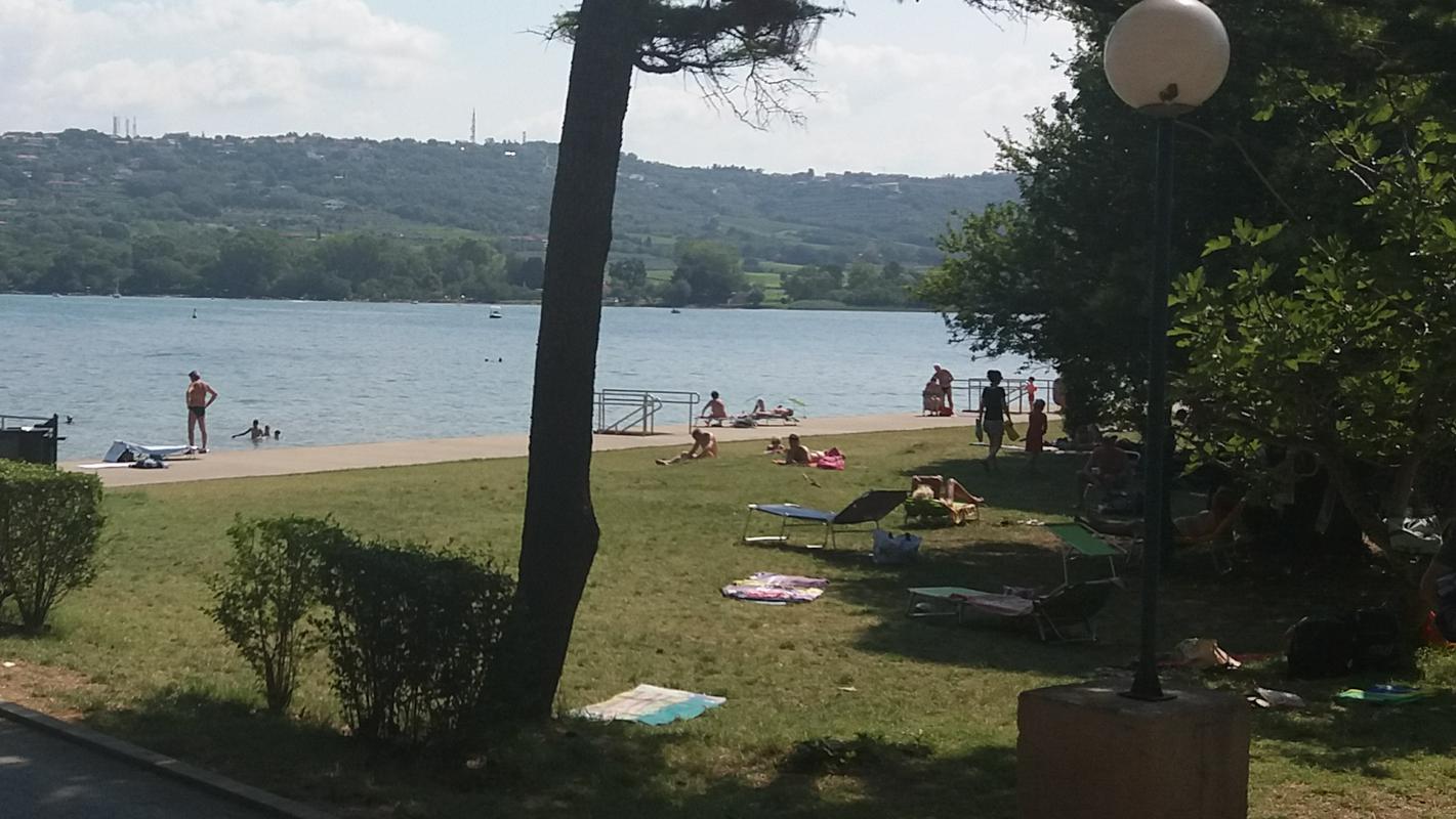 Kopalci pogosto pustijo ob brisačah tudi vredne predmete. Ti so lahek plen tatov, posebno na kopališčih brez upravljavca, kot je tako imenovana "policijska plaža" na Lazaretu. Foto: Mateja Brežan