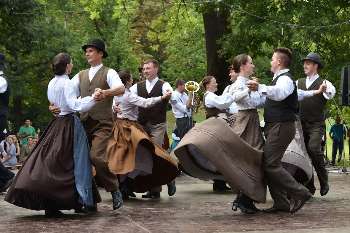 Zlato plaketo s pohvalo za glasbeno izvedbo je lani prejela Folklorna skupina ŽKUD Tine Rožanc, Ljubljana. Foto: JSKD