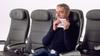 Rowan Atkinson v tipično zmedenem 'fižolčkastem' slogu okrog sedeža išče drobiž, ki bi ga podaril v kuverto za dobrodelno pobudo Flying Start. Foto: British Airways