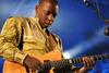 Vieux Farka Toure: Vieux Farka Touré je sin legendarnega malijskega kitarista Alija Farke Touréja. Tako kot se je oče Ali, se tudi sin Vieux se uvršča med najboljše kitariste na svetu. Foto:
