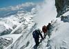 Najvišjo goro sveta skuša vsako leto osvojiti več alpinistov - pa tudi neizkušenih turističnih pohodnikov. Foto: Reuters