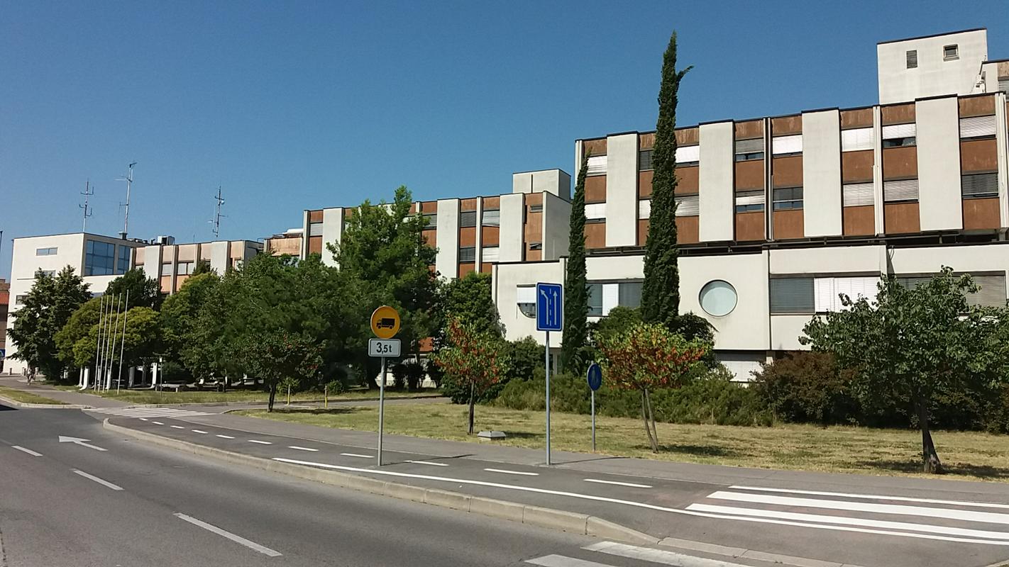 Stavbi so zgradili istočasno v enakem slogu, loči ju ozek prehod. Na levi strani fotografije je del, v katerem je bil sedež podjetja OMV, na desni pa sodišče. Foto: Andrej Šavko
