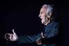 Charles Aznavour (1924) je začel nastopati v kabaretih in glasbenih dvoranah po koncu druge svetovne vojne. Mednarodno prepoznaven pisec besedil, skladatelj in igralec pa je postal po letu 1954. Foto: EPA