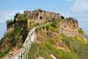 Civita di Bagnoregio - slikovita vasica z 10 stalnimi prebivalci, ki ji je dolgo časa grozilo, da se preprosto zvali v dolino. Foto: AP