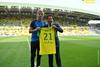 Rene Krhin s predsednikom Nantesa Waldemarjem Kito pozira na zelenici stadiona Le Beaujoire-Louis Fonteneau pred tekmo z Lyonom. Krhin bo na zahodu Francije nosil dres s številko 21. Foto: Twitter FC Nantes