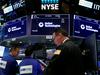 Leto 2018 se je na največji borzi na svetu, Newyorški borzi vrednostnih papirjev (NYSE), začelo odlično, saj je indeks Dow Jones pridobil že pet odstotkov, potem ko se je že lani njegova vrednost povzpela za zavidljivih 25 odstotkov. V petek je Dow postavil svež rekord, trgovanje je končal pri 26.071 točkah. Foto: Reuters