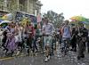 Na letošnji Paradi ponosa v Beogradu se je zbralo okoli tisoč udeležencev, skupaj z nekaterimi pomembnimi obrazi srbske politike. Foto: Reuters