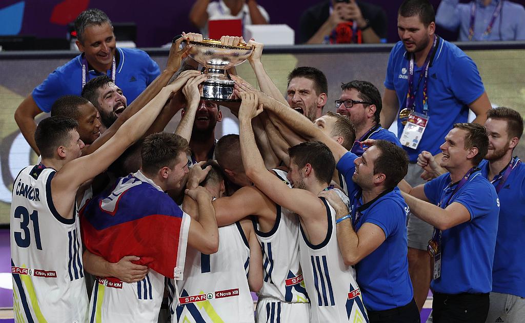 Slovenija ima zlato medaljo evropskega prvenstva!!! To je največji uspeh v slovenski zgodovini moštvenih športov! Odbojkarji in rokometaši so na EP-ju prišli do srebra. Foto: Reuters