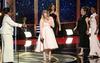 Elisabeth Moss je emmyja za najboljšo igralko v dramski seriji prejela iz rok Oprah Winfrey. V ozadju so njene soigralke iz Dekline zgodbe. Foto: Reuters