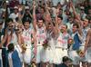 Finale leta 1995 v Atenah je bil izredno napet in konflikten. Litovci so v drugem polčasu zaradi nezadovoljstva s sodniškimi odločitvami zapustili igrišče. Da so se vrnili, jih je med drugim prepričal tudi Aleksandar Đorđević. Ta je odigral tekmo kariere, saj je za tri točke metal kar 9/12. Več kot deset točk sta dala še Predrag Danilović (23) in Dejan Bodiroga (12). Na podelitvi medalj so bronasti Hrvati odkorakali z igrišča. Foto: AP