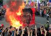 Protestniki so v znak nestrinjanja s predsednikom zažgali skulpturo s plakatom Duterteja. Foto: Reuters