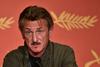 Sean Penn se ponaša z dvema oskarjema za glavno moško vlogo, enega mu je prinesel film Skrivnostna reka iz leta 2003, drugega pa film Milk, posnet leta 2008. Foto: EPA