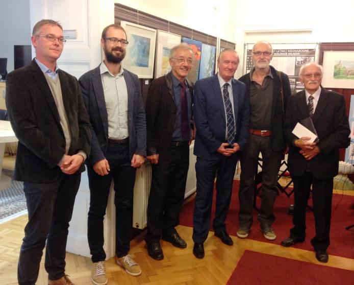 Z leve proti desni: Mitja Rovšek iz Slovenske prosvetne zveze iz Celovca, Martin Lissiach iz Zveze slovenskih kulturnih društev iz Trsta, Janko Malle iz Slovenske prosvetne zveze iz Celovca, minister Gorazd Žmavc, Štefan Kresnik in Lojze Godec, pobudnika likovne kolonije.