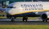 Irski nizkocenovni letalski prevoznik Ryanair, ki je že dva tedna tarča kritik zaradi odpovedanih poletov, tega načrta še ne namerava opustiti. Kot poročajo tuji mediji, bo med novembrom in marcem odpovedal še 18.000 poletov, kar bo potovalne načrte prekrižalo 400.000 potnikom. Foto: EPA