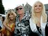 Hefner se je sestajal s številnimi ženskami, poročen pa je bil trikrat. Nazadnje se je leta 2012 poročil s 60 let mlajšo Crystal Harris, s katero je ostal poročen do svoje smrti. Foto: Reuters