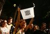 Katalonci čakajo na izide glasovanja, veseli, da jim je uspelo izvesti referendum. Zaznamovalo ga je policijsko nasilje, v katerem je bilo ranjenih več kot 840 ljudi. Foto: Reuters