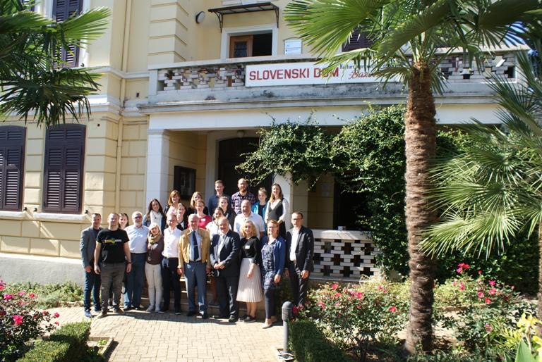 Minister G. Žmavc z udeleženci ob zaključku konference mladih na Reki