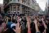 Dan po referendumu so pred policijsko postajo v Barcelono številni protestniki izrazili nasprotovanje nedeljski policijski brutalnosti. Foto: Reuters