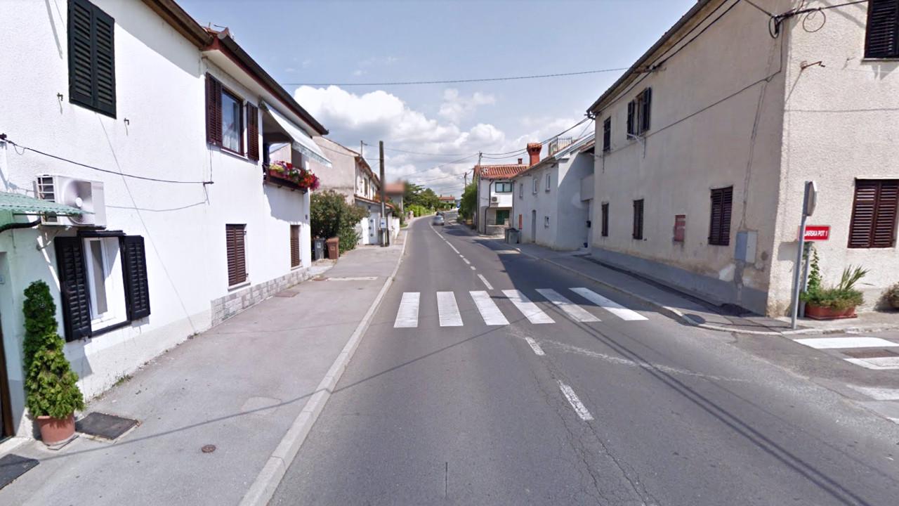 V Čežarjih so hiše tik ob cesti in vaščani se počutijo ogrožene zaradi prehitre vožnje. Foto: Radio Koper