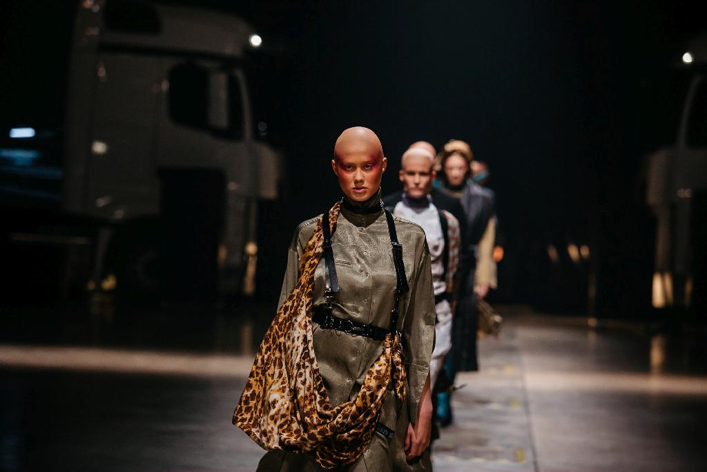 Modni performans sester Proković za začetek pete edicije Mercedes Benz Fashion Weeka. Foto: Urška Premik in Jani Ugrin