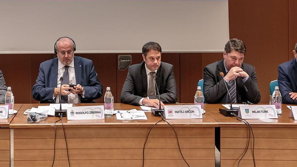 Župani na ponedeljkovem srečanju občinskih svetnikov iz Gorice, Nove Gorice in Šempetra-Vrtojbe. Foto: David Verlič / MONG