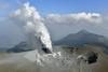 Oblak pepela se je dvigal 2.000 metrov nad kraterjem ognjenika, oblasti pa so zaradi nevarnosti padajočih skal prepovedale približevanje gori. Foto: Reuters