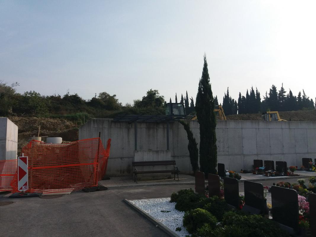 Na koprskem pokopališču v Škocjanu ni dovolj prostora, zato so ga začeli širiti. Foto: Tjaša Škamperle