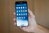 Posodobitev je doživel zaslon. Ta je sicer povsem enako velik kot pri predhodniku, torej ima 13,97 cm (5,5 palcev) po diagonali in uporablja tehnologijo Super AMOLED. A zdaj prikaže sliko razločljivosti 1080 x 1920 slikovnih točk. Slika je seveda dovolj ostra in barvita za nemoteno uporabo. Foto: MMC RTV SLO