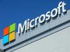 Microsoftove delnice (tečaj: 107,14 USD) so se letos podražile za 25 odstotkov (in so od rekorda oddaljene le okrog devet odsotkov), Applove delnice (174,41 USD) pa so trenutno le še malenkost višje kot na začetku leta, saj je v zadnjih dveh mesecih izpuhtela vsa rast. Podjetji sta zdaj izenačeni na vrhu lestvice najvrednejših svetovnih podjetij, ki kotirajo na borzi, oziroma je Microsoft ta teden že prevzel vodstvo. Foto: Reuters