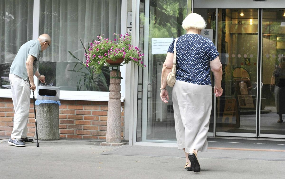 Nekateri domovi za starejše so zaradi zvišanja plač zaposlenih že dvignili oskrbnine. Redna uskladitev cen se obeta marca. Foto: BoBo Nekateri domovi za starejše so zaradi zvišanja plač zaposlenih že dvignili oskrbnine. Redna uskladitev cen se obeta marca. Foto: BoBo