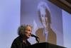 77-letno pisateljico Margaret Atwood so v torek v Pragi ovenčali s Kafkovo nagrado, ki so ji jo namenili za roman Deklina zgodba. Foto: AP