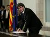 Prejšnji teden je predsednik katalonske regionalne vlade Carles Puigdemont podpisal deklaracijo o neodvisnosti Katalonije, a hkrati zamrznil njeno izvajanje. Madrid zahteva, da od tega odstopi. Foto: Reuters