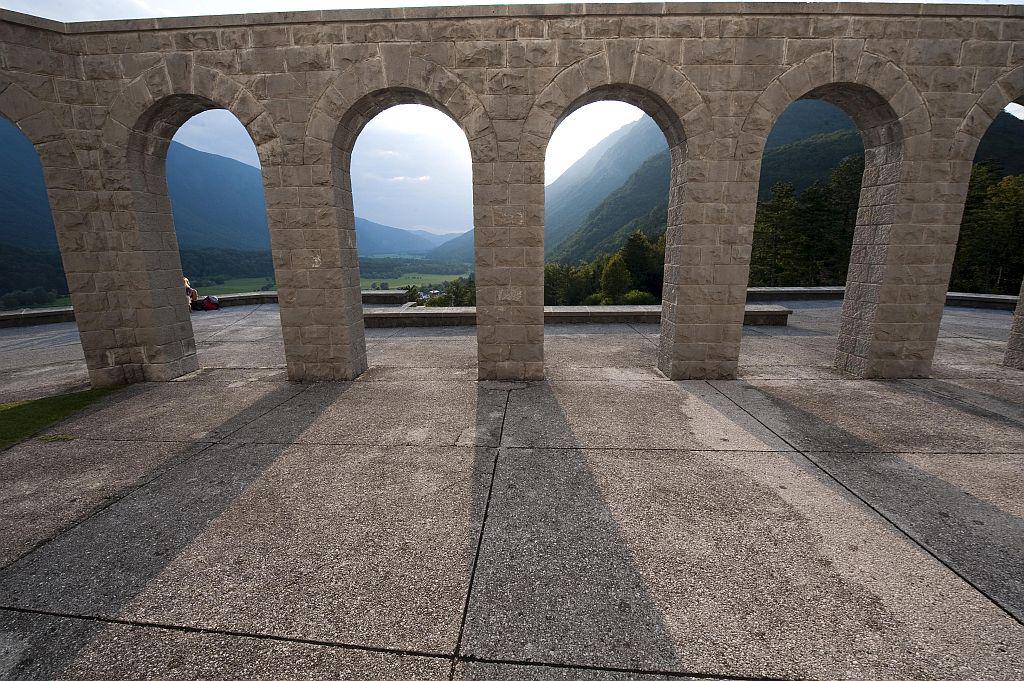 Vojaški spomenik na Gradiču nad Kobaridom. Foto: BoBo Vojaški spomenik na Gradiču nad Kobaridom. Foto: BoBo