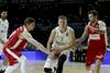 Luka Dončić je v eni od akcij takole prodiral mimo Arturasa Gudaitisa in Vladimirja Micova. Foto: EPA