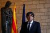 Puigdemont je pred sejo katalonskega parlamenta vendarle nagovoril novinarje in dejal, da odnos španske vlade ne omogoča razpisa predčasnih volitev. Foto: Reuters