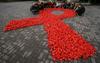 Rdeča pentlja je svetovni znak solidarnosti z okuženimi s HIV-om in obolelimi za aidsom. Foto: Reuters