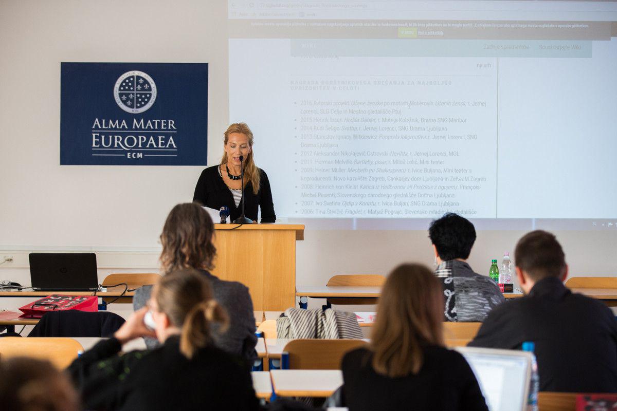 Simpozij (Ne)pretočnost: vprašanje institucije v sodobnih scenskih umetnostih v organizaciji Društva gledaliških kritikov in teatrologov Slovenije (in z vodjo konference Vilmo Štritof na fotografiji, dramaturginjo na Radiu Slovenija in predsednico DGKTS) je potekal na Festivalu Borštnikovo srečanje v Mariboru. Tudi v sodelovanju z Radiem Slovenija – Programom Ars, kjer je bilo mogoče prisluhniti neposrednemu prenosu okrogle mize, posnetek pa je dostopen v arhivu MMC RTV Slovenija. Foto: Festival Borštnikovo srečanje