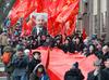 Na stoletnico prevzema oblasti se je na pobudo komunistične stranke v Moskvi zbrala množica ljudi z zastavami Sovjetske zveze in posterji Vladimirja Lenina. Foto: Reuters