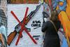 Francoski satirični tednik Charlie Hebdo je dve leti po krvavem napadu na uredništvo zaradi objave karikature islamskega akademika, obtoženega posilstev, prejel nove smrtne grožnje. Foto: Reuters