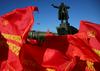 Lenin je največkrat upodobljen, kot da bi nagovarjal množice. S tem so želeli komunistični umetniki ovekovečiti trenutek, ko je Lenin leta 1917 stopil z vlaka na železniški postaji v St. Peterburgu in nagovoril množico. Foto: Reuters