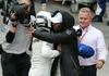 Lewis Hamilton (desno) je po kvalifikacijah čestital moštvenemu kolegu Valtteriju Bottasu za najhitrejši štartni položaj. Foto: Reuters