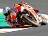 Marc Marquez se je sedem krogov pred koncem neverjetno rešil, ko je zdrsnil z motorja, in končal dirko, s čimer si je zagotovil naslov svetovnega prvaka. Foto: EPA