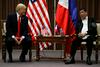 Medtem ko zagovorniki človekovih pravic in številne mednarodne organizacije obsojajo Dutertejevo politiko v okviru boja proti mamilom, pa je Trump v preteklosti Duterteja zaradi tega hvalil. Foto: Reuters