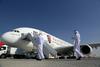 Zaposleni družbe Emirates iz Združenih arabskih emiratov si ogledujejo letalo Airbus A380, za nakup katerega se navsezadnje niso odločili. Foto: Reuters