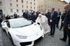 Papežu so posebej zanj narejenega huracana v Vatikanu predali najvišji predstavniki Lamborghinija. Foto: EPA