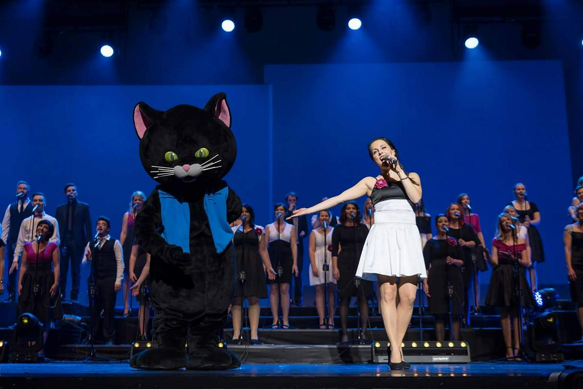 Mojca Rusjan kot solistka v pesmi o mačku Muriju. Foto: arhiv vokalnega orkestra Perpetuum Jazzile