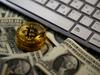 Bitcoin, kriptovaluta, ki v fizični obliki seveda ne obstaja (razen nekaterih simboličnih kovancev), se je letos podražila za več kot tisoč odstotkov, tržna kapitalizacija pa je včeraj dosegla že 200 milijard dolarjev. Foto: Reuters